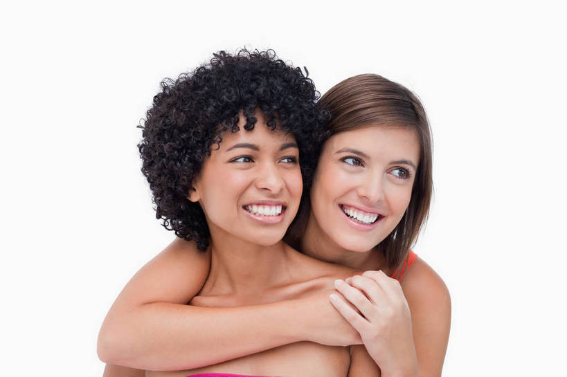 西方人,两个人,伙伴,朋友,站,抱,笑,微笑,露齿笑,横图,室内,白天,白色背景,正面,友谊,吊带,欧洲,欧洲人,阴影,服装,反射,影子,扭头,注视,吊带衫,衣服,红色,抹胸,观察,看,站着,转头,摄影,服饰,影棚,抱着,观看,察看,搂着,衣着,穿着,关注,衣饰,友情,年轻女性,女人,女性,白种人,怀抱,搂,搂抱,相抱,拥抱,站立,半身,彩图,影棚拍摄,拍摄