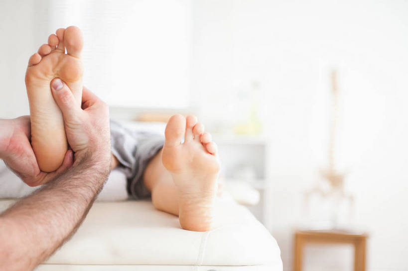 西方人,腿部,脚,脚趾,脚后跟,脚背,踝,腿,两个人,病人,按摩师,躺,横图,室内,白天,正面,按摩,床,卧室,欧洲,欧洲人,握,服装,朦胧,模糊,床单,拿,拿着,休闲装,光脚,被子,衣服,享受,休闲,健康,赤脚,休闲服,握着,保健,服饰,被单,病患,指压,按摩床,卧着,男人,男性,年轻男性,年轻女性,女人,女性,白种人,脚底,患者,就医者,技师,躺着,卧,半身,彩图,推拿,睡房,卧房,搓背床,理疗床,美容床,指压床,保健人员