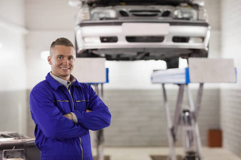 西方人,一个人,工厂,站,笑,双手交叉,微笑,露齿笑,横图,室内,白天,正面,工作服,制服,车间,窗户,汽车,欧洲,欧洲人,仅一个男性,仅一个人,一辆,阴影,反射,影子,墙,注视,设备,玻璃窗,墙壁,墙面,车,仅一个年轻男性,蓝色,白色,交通工具,轿车,观察,看,站着,机械,观看,支撑,察看,双手抱胸,关注,载具,起重,千斤顶,工作制服,男人,男性,年轻男性,白种人,站立,半身,彩图,工作套服,制造厂