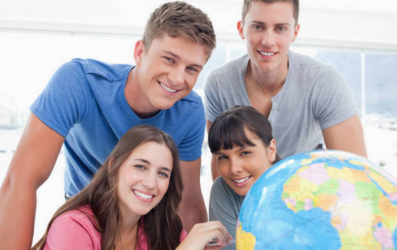 西方人,四个人,伙伴,朋友,站,坐,笑,微笑,露齿笑,横图,室内,白天,正面,友谊,仪器,海洋,窗户,地图,欧洲,欧洲人,撑,弯腰,阴影,服装,反射,网格,地球仪,线条,影子,世界地图,墙,地球,陆地,全球,注视,休闲装,玻璃窗,墙壁,墙面,球,一个,衣服,白色,经纬线,模型,观察,看,站着,休闲,球体,休闲服,地理,国家,服饰,单个,观看,大陆,察看,世界,撑着,关注,纬线,版图,经线,经纬仪,地理学,弯身,友情,男人,男性,年轻男性,年轻女性,女人,女性,白种人,站立,坐着,半身,彩图,大洋,大洲