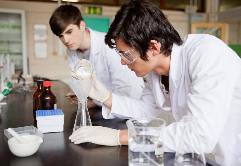 西方人,两个人,伙伴,朋友,站,横图,室内,白天,正面,友谊,安全,实验,仪器,桌面,桌子,欧洲,欧洲人,弯腰,握,阴影,服装,研究,透明,反射,分析,化学,测试,漏斗,烧瓶,试剂瓶,眼镜,影子,锥形瓶,实验室,研究室,防护,注视,玻璃制品,衣服,白色,玻璃瓶,瓶子,手套,低头,观察,看,站着,同学,橡胶,器皿,握着,服饰,观看,护目镜,保护,察看,研磨,衣着,白大褂,臼杵,校友,穿着,关注,保险,橡胶手套,工作台,橡胶制品,试验室,实验服,研杵,玻璃仪器,试验耗材,实验用品,研钵,医用手套,保全,周全,安稳,安定,弯身,同窗,学友,三角烧瓶,依氏烧瓶,锥形烧瓶,臼,安全防护眼镜,垂头,衣饰,平安,友情,男人,男性,年轻男性,白种人,站立,半身,彩图,实验衣,实验台,实验桌,防护眼镜