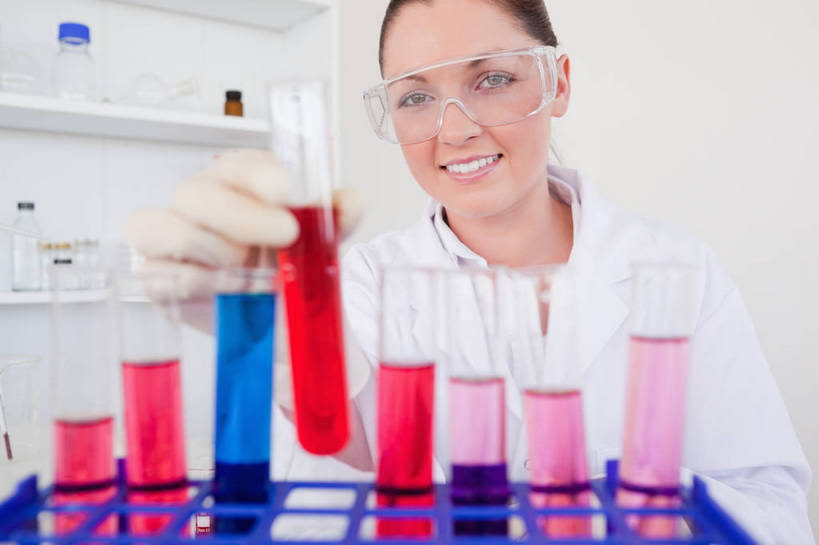 西方人,一个人,科学家,笑,微笑,露齿笑,横图,室内,白天,正面,安全,实验,研发,仪器,杯子,欧洲,欧洲人,仅一个年轻女性,仅一个女性,仅一个人,握,服装,研究,透明,分析,科学,化学,测试,试管,试管架,眼镜,液体,实验室,研究室,防护,拿,置物架,拿着,注视,架子,玻璃制品,衣服,粉色,红色,蓝色,白色,玻璃瓶,瓶子,手套,观察,看,橡胶,器皿,握着,服饰,观看,护目镜,保护,科研,察看,衣着,科研人员,白大褂,穿着,关注,化验,保险,研究者,橡胶手套,陈列架,检验,计量,研究所,橡胶制品,实验服,科学研究者,玻璃仪器,试验耗材,实验用品,化验室,检验室,医用手套,保全,周全,安稳,安定,安全防护眼镜,衣饰,搁架,平安,年轻女性,女人,女性,白种人,科学工作者,玻璃杯,半身,彩图,实验衣,防护眼镜