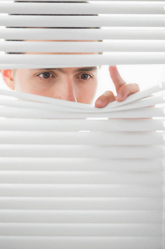 西方人,脸,头,脸颊,手,一个人,竖图,室内,特写,白天,正面,窗户,欧洲,欧洲人,仅一个男性,仅一个人,百叶窗,注视,仅一个年轻男性,观察,看,手部,偷看,观看,单手,察看,关注,偷窥,男人,男性,年轻男性,白种人,头部,脸部,脸蛋,面部,半身,彩图,窥视,窥探