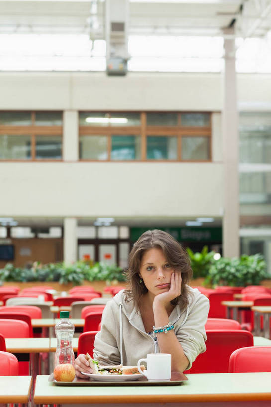 西方人,一个人,学生,餐厅,坐,竖图,室内,白天,正面,烹饪,西餐,餐桌,桌子,苹果,水果,欧洲,欧洲人,仅一个年轻女性,仅一个女性,仅一个人,撑,服装,新鲜,生食,三明治,料理,食品,果实,托腮,注视,休闲装,菜肴,美食,食物,衣服,快餐,观察,看,托,休闲,食堂,休闲服,西式,服饰,佳肴,有机食品,绿色食品,餐台,观看,察看,关注,托下巴,西式快餐,三文治,单手托腮,年轻女性,女人,女性,白种人,坐着,半身,彩图,餐馆,饭店,饭馆