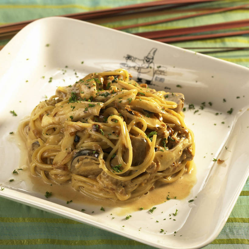 面食,面条,意大利面,无人,方图,俯视,室内,特写,白天,西餐,餐桌,桌子,蔬菜,餐具,一堆,阴影,堆叠,堆积,条纹,新鲜,反射,布料,碟子,盘,影子,菌菇,蘑菇,面,料理,食品,菌类,布纹,桌布,食物,一个,黄色,白色,盘子,餐巾,碟,台布,奶油,食用菌,西式,有机食品,绿色食品,单个,餐台,堆,乳制品,真菌,白蘑菇,洋蘑菇,意粉,意面,奶油蘑菇面,草腐菌,二孢蘑菇,双孢蘑菇,激凌,克林姆,淇淋,餐桌布,彩图,高角度拍摄,奶油蘑菇意大利面,shjb1