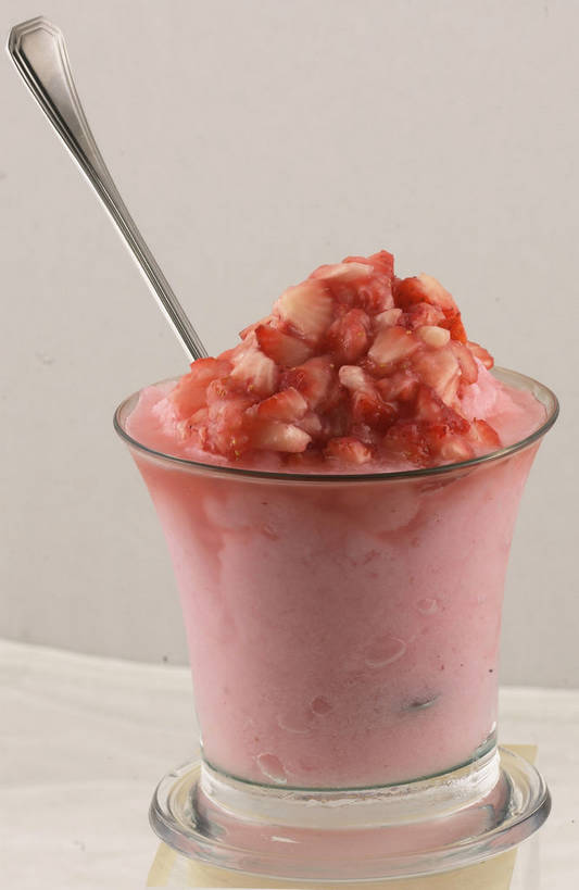 无人,竖图,室内,特写,白天,正面,餐桌,桌子,草莓,浆果,杯子,水果,一把,一堆,阴影,堆叠,堆积,灰色背景,新鲜,反射,颗粒,影子,勺子,生食,食品,冰激凌,果实,清凉,玻璃制品,食物,一个,粉色,红色,水杯,调羹,汤匙,冷饮,舒服,冰淇淋,草莓冰淇淋,摄影,有机食品,绿色食品,影棚,单个,餐台,堆,解暑,解渴,摄影棚,雪糕,舒爽,冰糕,消暑,玻璃杯,洋莓,水果皇后,红莓,地莓,彩图,影棚拍摄,拍摄,shjb1