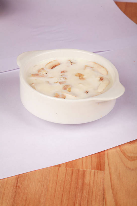 无人,竖图,俯视,室内,特写,白天,烹饪,西餐,桌面,桌子,蔬菜,阴影,新鲜,反射,木制,影子,纸,陶瓷,木桌,菌菇,蔬菜汤,汤,料理,食品,陶瓷制品,纸张,菌类,菜肴,美食,食物,一个,白色,白纸,木制品,容器,碗,奶油,食用菌,西式,佳肴,有机食品,绿色食品,单个,储藏,乳制品,真菌,储存,激凌,克林姆,淇淋,羹汤,彩图,高角度拍摄,木桌子,贮存,菌菇汤,shjb1