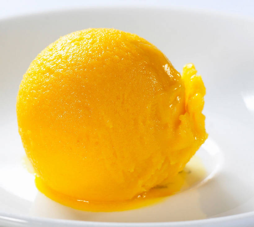 无人,横图,俯视,室内,特写,白天,白色背景,餐桌,桌子,餐具,阴影,反射,碟子,盘,影子,陶瓷,冰激凌,陶瓷制品,清凉,一个,白色,盘子,碟,冷饮,舒服,橙色,冰淇淋,摄影,影棚,单个,餐台,解暑,解渴,摄影棚,雪糕,舒爽,冰糕,消暑,彩图,高角度拍摄,影棚拍摄,拍摄,芒果冰淇淋,shjb1