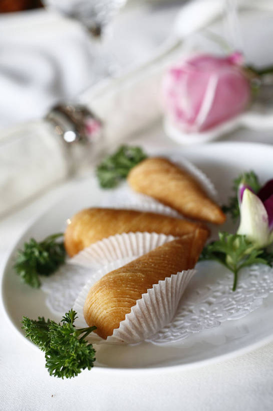 点心,无人,竖图,俯视,室内,特写,白天,餐桌,桌子,萝卜,白萝卜,蔬菜,餐具,阴影,朦胧,模糊,新鲜,反射,碟子,盘,影子,陶瓷,料理,食品,陶瓷制品,美食,食物,糕点,三个,一个,盘子,餐巾,碟,中式,有机食品,绿色食品,单个,餐台,纸托,萝卜丝饼,餐巾环,餐巾扣,餐巾圈,席巾环,席巾扣,席巾圈,蛋糕托,蛋糕托纸,蛋糕纸托,保洁方巾,口布,莱菔,彩图,高角度拍摄,shjb1