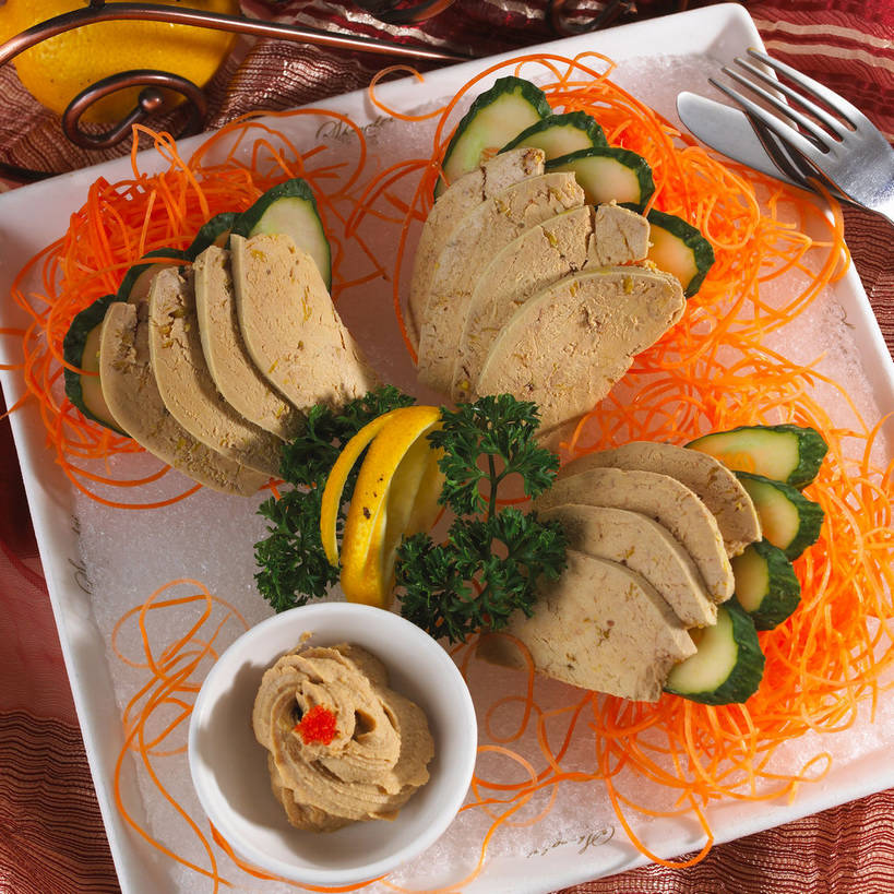 内脏,肝脏,无人,方图,俯视,室内,特写,白天,烹饪,中餐,餐桌,桌子,柑橘,萝卜,胡萝卜,黄瓜,芹菜,蔬菜,餐具,水果,一把,新鲜,装饰,叉子,碟子,盘,生食,料理,食品,果实,蔬果,菜肴,美食,食物,盘子,碟,中式,佳肴,有机食品,绿色食品,荷兰芹,欧芹,香芹,餐台,中华料理,华丽,修饰,点缀,黄萝卜,番萝卜,餐叉,法香,巴西利,洋香菜,洋芫荽,法国香菜,衬托,美观,雅致,雅观,旱芹菜,番荽,鹅肝,柑桔,肝,进餐用具,橘子,桔子,青瓜,胡瓜,红萝卜,甘荀,彩图,高角度拍摄,鹅肥肝,大红蜜橘,大红袍,红橘,黄橘,宽皮橘,丁香萝卜,胡芦菔金,金笋,shjb1