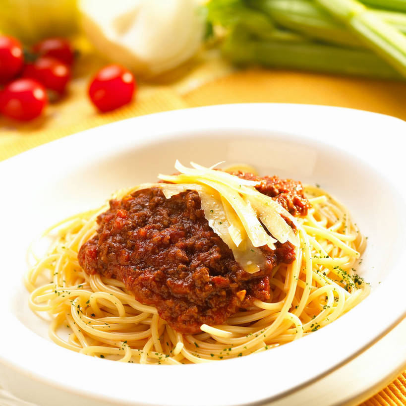 面食,面条,意大利面,无人,方图,俯视,室内,特写,白天,西餐,餐桌,桌子,芹菜,西红柿,小番茄,一堆,许多,堆叠,堆积,陶瓷,调料,酱料,酱汁,面,茄汁,肉,佐料,料理,食品,陶瓷制品,调味品,很多,调味料,番茄酱,肉酱,肉糜,肉末,酱,肉类,食物,红色,白色,容器,碗,西式,餐台,储藏,堆,储存,肉食,意粉,意面,小西红柿,樱桃小番茄,珍珠小番茄,樱桃番茄,药芹,水芹,圣女果,旱芹,番茄,彩图,高角度拍摄,贮存,番茄肉酱,番茄肉酱意面,shjb1