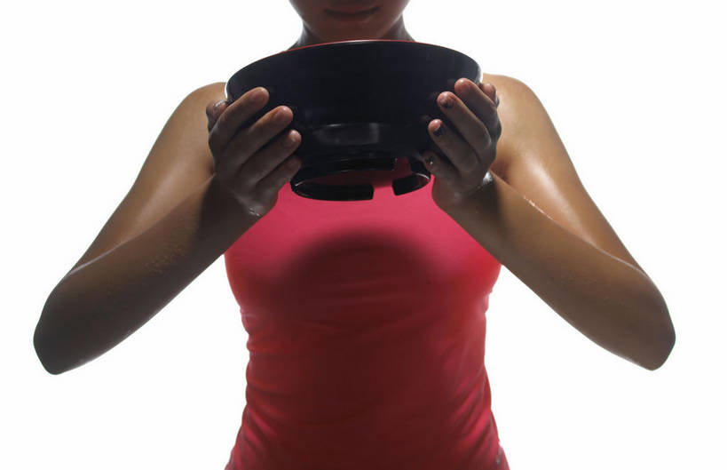 东方人,手,一个人,站,捧,横图,室内,特写,白天,白色背景,正面,亚洲,双手,仅一个年轻女性,仅一个女性,仅一个人,阴影,服装,反射,背心,液体,影子,陶瓷,陶瓷制品,黄种人,一个,衣服,粉色,黑色,容器,碗,站着,手部,摄影,服饰,影棚,汗水,潮湿,单个,储藏,衣着,储存,穿着,摄影棚,湿润,衣饰,汗液,年轻女性,女人,女性,亚洲人,端,端着,捧着,手捧,站立,半身,彩图,影棚拍摄,拍摄,贮存,shjb1