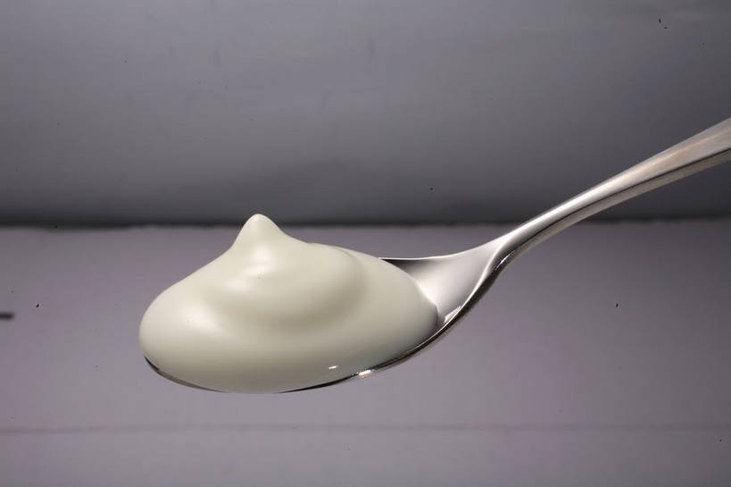 牛奶,无人,横图,俯视,室内,特写,白天,餐桌,桌子,阴影,灰色背景,反射,影子,勺子,银色,饮品,营养,酸奶,饮料,一个,白色,调羹,汤匙,摄影,影棚,单个,餐台,乳制品,奶,摄影棚,发酵,优格,优酪乳,彩图,高角度拍摄,影棚拍摄,拍摄,shjb1