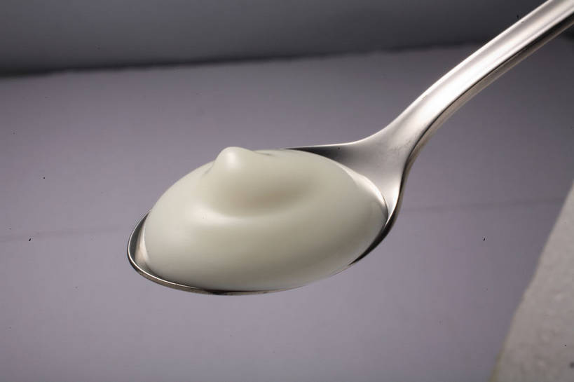 牛奶,无人,横图,俯视,室内,特写,白天,餐桌,桌子,阴影,灰色背景,反射,影子,勺子,银色,饮品,营养,酸奶,饮料,一个,白色,调羹,汤匙,摄影,影棚,单个,餐台,乳制品,奶,摄影棚,发酵,优格,优酪乳,彩图,高角度拍摄,影棚拍摄,拍摄,shjb1