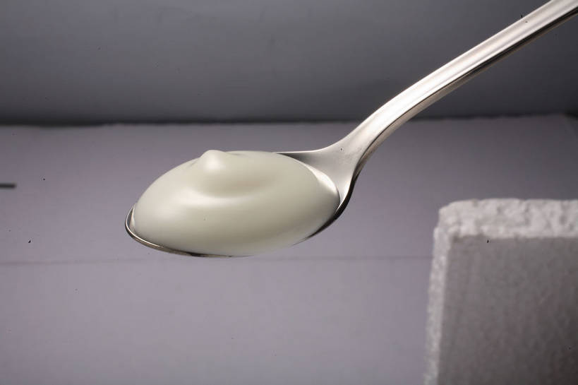 牛奶,无人,横图,俯视,室内,特写,白天,餐桌,桌子,阴影,灰色背景,反射,影子,勺子,银色,饮品,营养,酸奶,饮料,一个,白色,调羹,汤匙,摄影,影棚,单个,餐台,乳制品,奶,摄影棚,发酵,优格,优酪乳,彩图,高角度拍摄,影棚拍摄,拍摄,shjb1