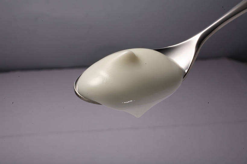 牛奶,无人,横图,俯视,室内,特写,白天,餐桌,桌子,阴影,灰色背景,反射,影子,勺子,银色,饮品,营养,酸奶,饮料,一个,白色,调羹,汤匙,摄影,影棚,单个,餐台,乳制品,奶,摄影棚,发酵,优格,优酪乳,彩图,高角度拍摄,影棚拍摄,拍摄,shjb1