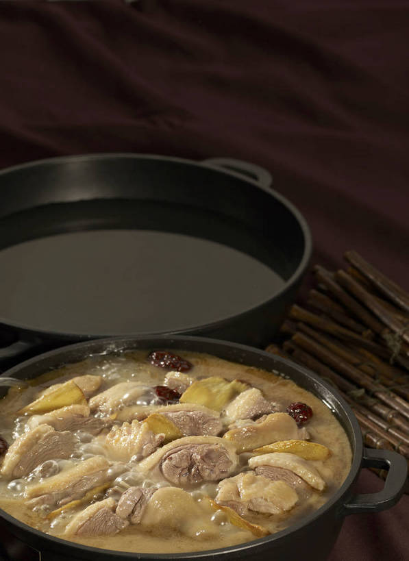 无人,竖图,俯视,室内,特写,白天,烹饪,中餐,餐桌,桌子,厨具,一堆,许多,阴影,堆叠,堆积,反射,布料,锅子,石锅,影子,鸡肉,肉,料理,食品,茎,很多,布纹,锅,菜肴,美食,肉类,桌布,食物,两个,黄色,红色,黑色,餐巾,台布,中式,枣,红枣,佳肴,餐台,锅具,中华料理,堆,枣子,肉食,烹饪用具,大枣,烹调用具,餐桌布,烹调,彩图,高角度拍摄,shjb1,大枣炖鸡