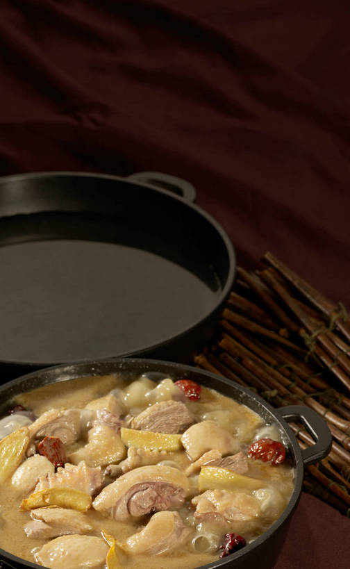 无人,竖图,俯视,室内,特写,白天,烹饪,中餐,餐桌,桌子,厨具,一堆,许多,阴影,堆叠,堆积,反射,布料,锅子,石锅,影子,鸡肉,肉,料理,食品,茎,很多,布纹,锅,菜肴,美食,肉类,桌布,食物,两个,黄色,红色,黑色,餐巾,台布,中式,枣,红枣,佳肴,餐台,锅具,中华料理,堆,枣子,肉食,烹饪用具,大枣,烹调用具,餐桌布,烹调,彩图,高角度拍摄,shjb1,大枣炖鸡