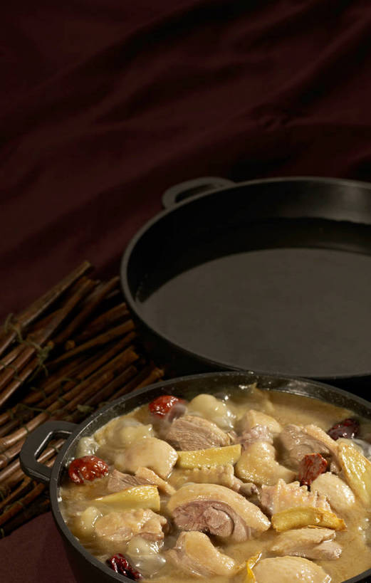 无人,竖图,俯视,室内,特写,白天,烹饪,中餐,餐桌,桌子,厨具,一堆,许多,阴影,堆叠,堆积,反射,布料,锅子,石锅,影子,鸡肉,肉,料理,食品,茎,很多,布纹,锅,菜肴,美食,肉类,桌布,食物,两个,黄色,红色,黑色,餐巾,台布,中式,枣,红枣,佳肴,餐台,锅具,中华料理,堆,枣子,肉食,烹饪用具,大枣,烹调用具,餐桌布,烹调,彩图,高角度拍摄,shjb1,大枣炖鸡