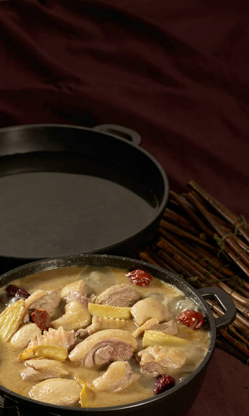 无人,竖图,俯视,室内,特写,白天,烹饪,中餐,餐桌,桌子,厨具,一堆,许多,阴影,堆叠,堆积,反射,布料,锅子,石锅,影子,鸡肉,肉,料理,食品,茎,很多,布纹,锅,菜肴,美食,肉类,桌布,食物,两个,黄色,红色,黑色,餐巾,台布,中式,枣,红枣,佳肴,餐台,锅具,中华料理,堆,枣子,肉食,烹饪用具,大枣,烹调用具,餐桌布,烹调,彩图,高角度拍摄,shjb1,大枣炖鸡