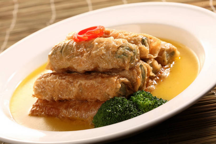 无人,横图,俯视,室内,特写,白天,烹饪,中餐,餐桌,桌子,蔬菜,餐具,阴影,竹制,新鲜,反射,碟子,盘,影子,竹席,西兰花,肉,料理,食品,猪肉,菜肴,美食,肉类,食物,一个,绿色,白色,盘子,碟,中式,佳肴,有机食品,绿色食品,单个,餐台,中华料理,竹制品,肉食,豚肉,甘蓝花,豆腐皮包肉,豆腐衣包肉,彩图,高角度拍摄,绿菜花,绿花菜,青花菜,蔬菜皇冠,shjb1