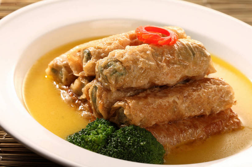 无人,横图,俯视,室内,特写,白天,烹饪,中餐,餐桌,桌子,蔬菜,餐具,阴影,竹制,新鲜,反射,碟子,盘,影子,竹席,西兰花,肉,料理,食品,猪肉,菜肴,美食,肉类,食物,一个,绿色,白色,盘子,碟,中式,佳肴,有机食品,绿色食品,单个,餐台,中华料理,竹制品,肉食,豚肉,甘蓝花,豆腐皮包肉,豆腐衣包肉,彩图,高角度拍摄,绿菜花,绿花菜,青花菜,蔬菜皇冠,shjb1