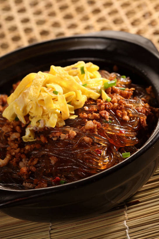 面食,面条,无人,竖图,俯视,室内,特写,白天,烹饪,中餐,餐桌,桌子,蔬菜,一堆,阴影,堆叠,堆积,竹制,新鲜,反射,影子,陶瓷,竹席,葱,青葱,蛋,蛋皮,鸡蛋,面,肉,料理,食品,陶瓷制品,粉丝,肉糜,肉末,菜肴,美食,肉类,食物,一个,黄色,黑色,容器,碗,中式,佳肴,有机食品,绿色食品,单个,餐台,中华料理,储藏,堆,竹制品,储存,肉食,卵,冬粉,彩图,高角度拍摄,鸡卵,鸡子,贮存,shjb1,炒粉丝,肉末炒粉丝