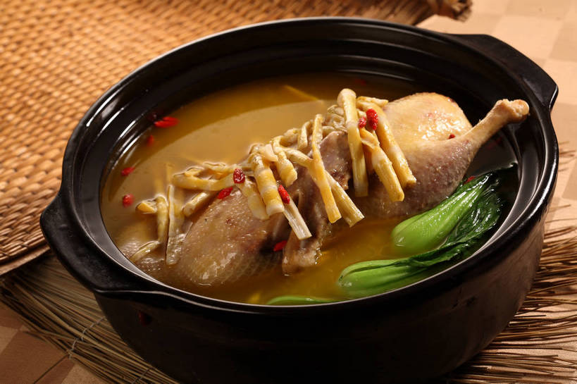 无人,横图,俯视,室内,特写,白天,烹饪,中餐,植物,餐桌,桌子,蔬菜,厨具,阴影,新鲜,反射,炖锅,锅子,影子,陶瓷,青菜,竹笋,肉,汤,料理,食品,果实,草药,药草,陶瓷制品,锅,鸭肉,笋,菜肴,美食,肉类,中药,食物,一个,黑色,中式,佳肴,有机食品,绿色食品,单个,餐台,锅具,中华料理,枸杞子,枸杞,小白菜,药材,中草药,肉食,烹饪用具,中药材,本草,苟起子,枸杞豆,枸杞果,血杞子,不结球白菜,烹调用具,烹调,彩图,高角度拍摄,老鸭汤,shjb1,笋干老鸭汤