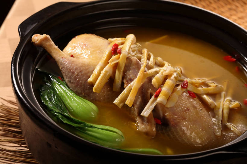 无人,横图,俯视,室内,特写,白天,烹饪,中餐,植物,餐桌,桌子,蔬菜,厨具,阴影,新鲜,反射,炖锅,锅子,影子,陶瓷,青菜,竹笋,肉,汤,料理,食品,果实,草药,药草,陶瓷制品,锅,鸭肉,笋,菜肴,美食,肉类,中药,食物,一个,黑色,中式,佳肴,有机食品,绿色食品,单个,餐台,锅具,中华料理,枸杞子,枸杞,小白菜,药材,中草药,肉食,烹饪用具,中药材,本草,苟起子,枸杞豆,枸杞果,血杞子,不结球白菜,烹调用具,烹调,彩图,高角度拍摄,老鸭汤,shjb1,笋干老鸭汤