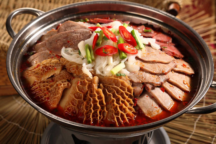 无人,横图,俯视,室内,特写,白天,烹饪,中餐,餐桌,桌子,辣椒,蔬菜,厨具,金属制品,阴影,新鲜,反射,金属,锅子,影子,葱,青葱,肉,牛肉,料理,食品,锅,羊肉,菜肴,美食,肉类,食物,一个,中式,佳肴,有机食品,绿色食品,单个,餐台,锅具,中华料理,毛肚,肉食,百叶,牛百叶,烹饪用具,辣角,红海椒,大椒,辣虎,广椒,羊肚,烹调用具,辣子,红辣椒,海椒,番椒,烹调,彩图,高角度拍摄,牛肚,羊胃,肚尖,牛胃,shjb1