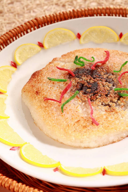 点心,无人,交叉,竖图,俯视,室内,特写,白天,烹饪,中餐,餐桌,桌子,竹子,柠檬,餐具,水果,切开,阴影,竹制,新鲜,环绕,围绕,编织,反射,碟子,篮子,盘,影子,生食,料理,食品,甜点,甜品,果实,环抱,菜肴,美食,食物,排列,两个,黄色,白色,盘子,竹篮,碟,甜食,切,中式,佳肴,有机食品,绿色食品,餐台,中华料理,竹条,交织,配菜,竹制品,剖面,切面,八宝饭,摆列,萦绕,穿插,益母果,柠果,彩图,高角度拍摄,布列,分列,shjb1