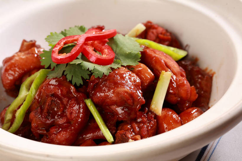 无人,横图,俯视,室内,特写,白天,烹饪,中餐,餐桌,桌子,辣椒,蔬菜,叶子,阴影,新鲜,反射,布料,影子,陶瓷,葱,青葱,红烧,鸡肉,肉,料理,食品,绿叶,陶瓷制品,布纹,菜肴,美食,肉类,桌布,食物,一个,白色,餐巾,容器,台布,碗,中式,嫩叶,佳肴,有机食品,绿色食品,单个,餐台,中华料理,储藏,配菜,储存,肉食,彩椒,辣角,红海椒,大椒,辣虎,广椒,红烧菜,叶,叶片,甜椒,柿子椒,辣子,海椒,番椒,灯笼椒,餐桌布,彩图,高角度拍摄,贮存,红烧鸡块,shjb1