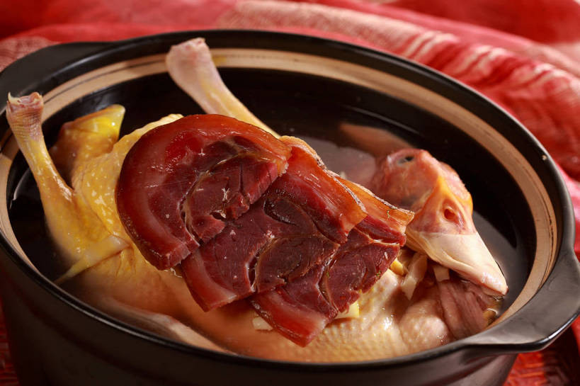 无人,横图,俯视,室内,特写,白天,烹饪,中餐,餐桌,桌子,厨具,阴影,反射,布料,锅子,砂锅,影子,陶瓷,肉,汤,料理,食品,陶瓷制品,布纹,锅,鸭肉,菜肴,美食,肉类,桌布,食物,一个,红色,黑色,餐巾,台布,中式,佳肴,单个,餐台,锅具,中华料理,肉食,烹饪用具,烹调用具,餐桌布,烹调,彩图,高角度拍摄,老鸭汤,shjb1