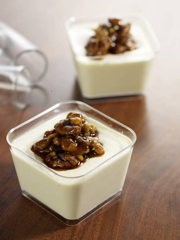 点心,无人,竖图,俯视,室内,特写,白天,桌面,桌子,杯子,阴影,朦胧,模糊,反射,木制,影子,木桌,核桃,食品,坚果,甜点,甜品,果实,玻璃制品,食物,两个,木制品,水杯,甜食,干果,零食,核桃仁,胡桃,羌桃,玻璃杯,彩图,高角度拍摄,牛奶冻,木桌子,胡桃仁,胡桃肉,shjb1,核桃牛奶冻