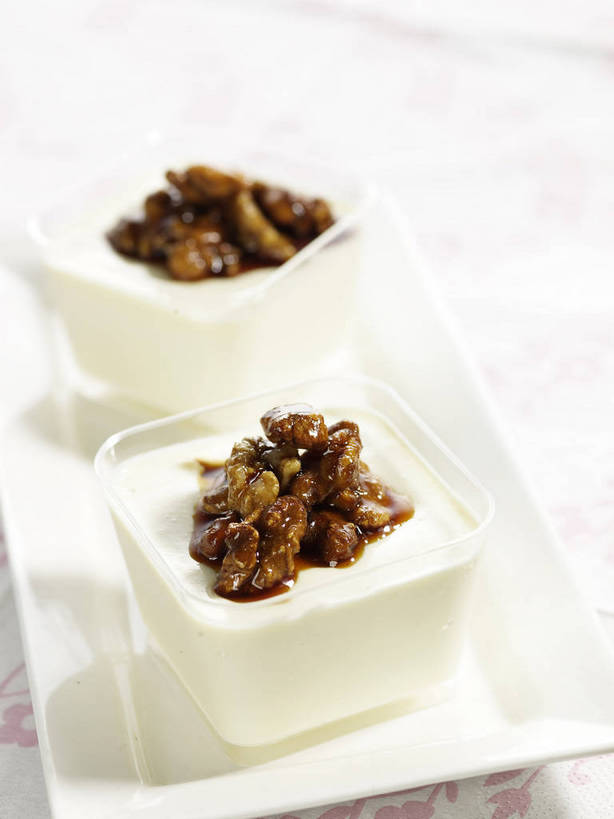 点心,无人,竖图,俯视,室内,特写,白天,餐桌,桌子,杯子,餐具,阴影,朦胧,模糊,反射,布料,碟子,盘,影子,陶瓷,核桃,食品,坚果,甜点,甜品,果实,陶瓷制品,布纹,玻璃制品,桌布,食物,三个,白色,盘子,餐巾,水杯,碟,台布,甜食,干果,零食,餐台,核桃仁,胡桃,羌桃,玻璃杯,餐桌布,彩图,高角度拍摄,牛奶冻,胡桃仁,胡桃肉,shjb1,核桃牛奶冻