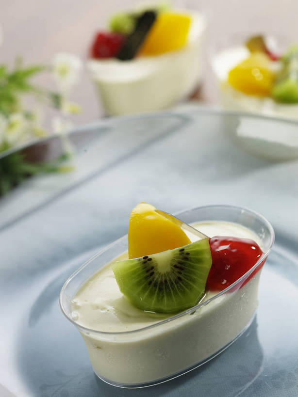 点心,无人,竖图,俯视,室内,特写,白天,餐桌,桌子,芒果,猕猴桃,杯子,餐具,水果,切开,阴影,朦胧,模糊,新鲜,盛开,反射,碟子,盘,影子,生食,食品,甜点,甜品,果实,花蕾,玻璃制品,花,花瓣,花朵,鲜花,食物,黄色,红色,绿色,盘子,水杯,碟,甜食,零食,花苞,花蕊,切,有机食品,绿色食品,餐台,剖面,切面,玻璃杯,望果,奇异果,蜜望,猕猴梨,檬果,闷果,漭果,杧果,庵波罗果,彩图,高角度拍摄,牛奶冻,shjb1