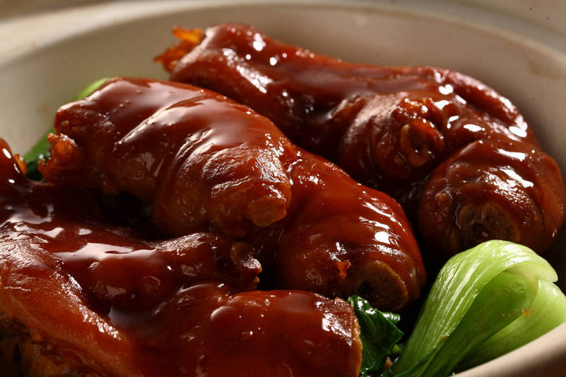 无人,横图,俯视,室内,特写,白天,烹饪,中餐,蔬菜,一排,阴影,新鲜,整齐,反射,影子,陶瓷,青菜,红烧,料理,食品,陶瓷制品,猪手,猪蹄,猪爪,菜肴,美食,食物,排列,三个,一个,红色,绿色,容器,碗,中式,佳肴,有机食品,绿色食品,单个,中华料理,储藏,储存,队列,小白菜,不结球白菜,猪脚,红烧菜,彩图,高角度拍摄,红烧猪蹄,贮存,shjb1