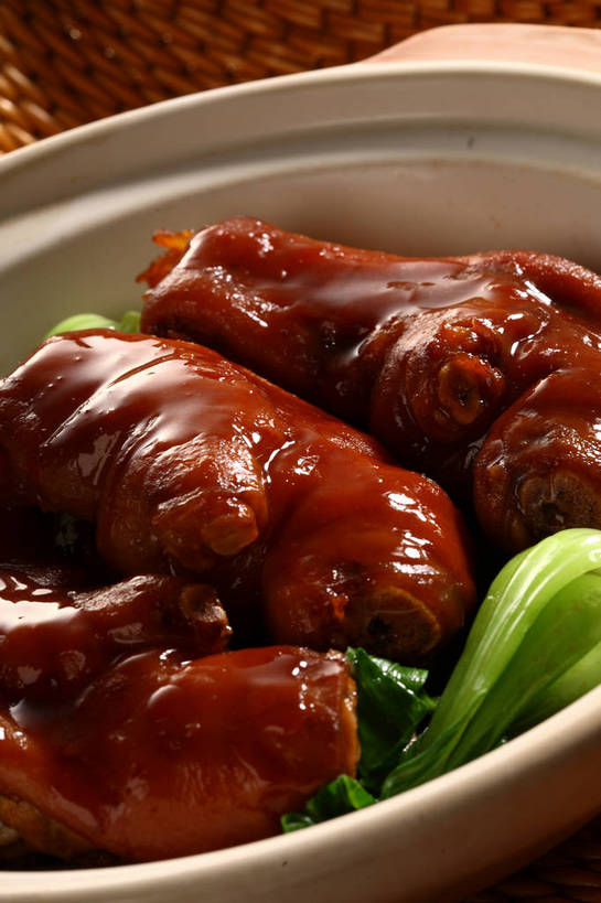 无人,交叉,竖图,俯视,室内,特写,白天,烹饪,中餐,餐桌,桌子,竹子,蔬菜,一排,阴影,竹制,新鲜,整齐,编织,反射,影子,陶瓷,青菜,红烧,料理,食品,陶瓷制品,猪手,猪蹄,猪爪,菜肴,美食,食物,排列,三个,一个,红色,绿色,容器,碗,中式,佳肴,有机食品,绿色食品,单个,餐台,中华料理,储藏,竹条,交织,竹制品,储存,队列,小白菜,穿插,不结球白菜,猪脚,红烧菜,彩图,高角度拍摄,红烧猪蹄,贮存,shjb1