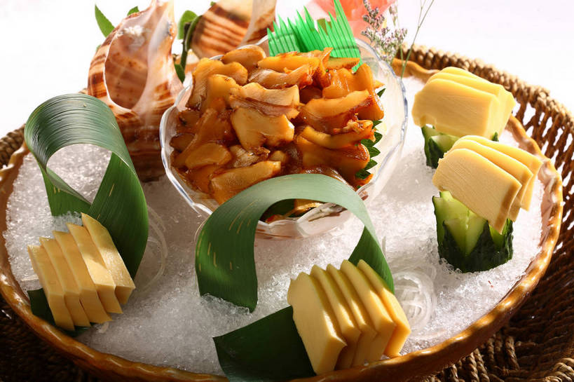 海鲜,无人,交叉,横图,俯视,室内,特写,白天,餐桌,桌子,竹子,黄瓜,蔬菜,贝壳,叶子,玻璃,阴影,竹制,新鲜,盛开,编织,反射,篮子,影子,陶瓷,冰,粽叶,食品,绿叶,陶瓷制品,海螺,花蕾,冷冻,水产,海洋生物,玻璃制品,花,花瓣,花朵,鲜花,食物,三个,容器,竹篮,碗,花苞,花蕊,嫩叶,寒冷,有机食品,绿色食品,冷藏,餐台,储藏,竹条,软体动物,峨螺,海参,交织,配菜,冰冷,竹制品,储存,水生动物,海产品,水生物,棘皮动物,海底动物,箬叶,芦苇叶,保鲜,穿插,刺海参,叶,叶片,贝类外壳,海螺壳,软体动物外壳,青瓜,胡瓜,彩图,高角度拍摄,刺参,贮存,shjb1