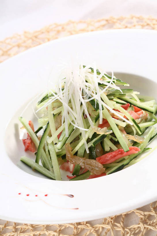 无人,竖图,俯视,室内,特写,白天,烹饪,中餐,餐桌,桌子,海蜇,黄瓜,蔬菜,餐具,阴影,新鲜,反射,碟子,盘,影子,料理,食品,冷盘,菜肴,美食,食物,一个,白色,盘子,碟,中式,冷菜,凉菜,佳肴,有机食品,绿色食品,单个,餐台,中华料理,海蜇丝,海蜇皮,青瓜,胡瓜,彩图,高角度拍摄,shjb1,凉拌黄瓜海蜇