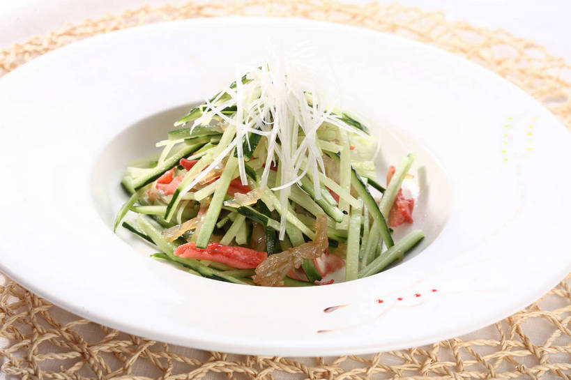 无人,横图,俯视,室内,特写,白天,烹饪,中餐,餐桌,桌子,海蜇,黄瓜,蔬菜,餐具,阴影,新鲜,反射,碟子,盘,影子,料理,食品,冷盘,菜肴,美食,食物,一个,白色,盘子,碟,中式,冷菜,凉菜,佳肴,有机食品,绿色食品,单个,餐台,中华料理,海蜇丝,海蜇皮,青瓜,胡瓜,彩图,高角度拍摄,shjb1,凉拌黄瓜海蜇