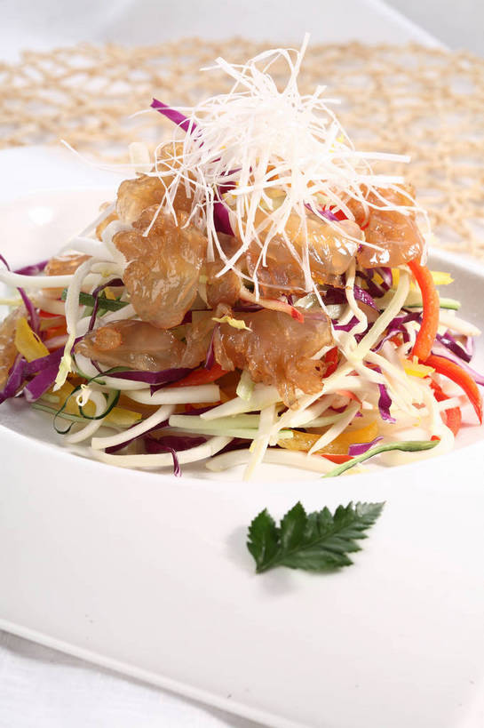 无人,竖图,俯视,室内,特写,白天,烹饪,中餐,餐桌,桌子,海蜇,黄瓜,蔬菜,椰菜,卷心菜,餐具,叶子,阴影,新鲜,反射,碟子,盘,影子,紫甘蓝,料理,食品,绿叶,冷盘,菜肴,美食,紫包菜,食物,一个,白色,盘子,碟,中式,嫩叶,赤甘蓝,甘蓝,冷菜,凉菜,佳肴,有机食品,绿色食品,单个,餐台,中华料理,配菜,海蜇丝,紫椰菜,海蜇皮,紫圆白菜,甘蓝菜,叶,叶片,青瓜,结球甘蓝,胡瓜,红甘蓝,甘兰,包心菜,彩图,高角度拍摄,圆白菜,shjb1,凉拌黄瓜海蜇