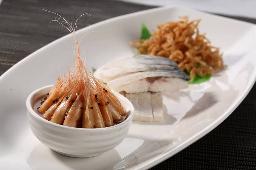 海鲜,无人,横图,俯视,室内,特写,白天,烹饪,中餐,餐桌,桌子,餐具,叶子,阴影,朦胧,模糊,反射,碟子,盘,影子,陶瓷,肉,虾,鱼肉,料理,食品,绿叶,陶瓷制品,水产,菜肴,美食,肉类,海洋生物,食物,腌制,两个,白色,盘子,容器,碟,碗,中式,嫩叶,佳肴,餐台,中华料理,储藏,配菜,储存,水生动物,河虾,海产品,水生物,肉食,咸鱼,海底动物,消食,淡水虾,青虾,日本沼虾,叶,叶片,彩图,高角度拍摄,腌鱼,贮存,开胃,shjb1