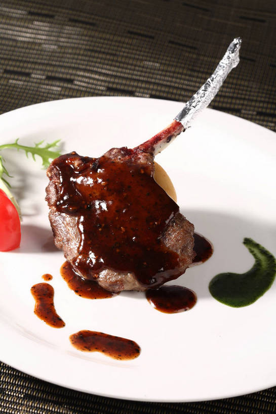 无人,竖图,俯视,室内,特写,白天,烹饪,西餐,餐桌,桌子,蔬菜,西红柿,小番茄,餐具,一块,阴影,新鲜,反射,包装,包装纸,碟子,铝箔纸,盘,锡箔纸,影子,纸,调料,调味,酱料,酱汁,肉,香料,佐料,牛排,牛肉,料理,食品,纸张,黑胡椒,调味品,调味料,酱,菜肴,美食,肉类,食物,一个,红色,白色,盘子,碟,西式,佳肴,有机食品,绿色食品,单个,餐台,配料,包装材料,肉食,黑椒牛排,锡箔,铝箔,作料,小西红柿,樱桃小番茄,珍珠小番茄,樱桃番茄,圣女果,胡椒,番茄,彩图,高角度拍摄,黑胡椒牛排,shjb1