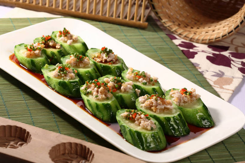 无人,交叉,横图,俯视,室内,特写,白天,烹饪,中餐,餐桌,桌子,竹子,黄瓜,蔬菜,餐具,一排,许多,阴影,竹制,新鲜,整齐,并列,并排,编织,反射,碟子,篮子,盘,影子,竹席,葱,青葱,肉,料理,食品,很多,肉糜,肉末,菜肴,美食,肉类,食物,排列,一个,白色,盘子,竹篮,碟,中式,佳肴,有机食品,绿色食品,单个,餐台,模具,中华料理,竹条,交织,竹制品,队列,平行,肉食,穿插,模子,青瓜,胡瓜,彩图,高角度拍摄,月饼模,月饼模具,shjb1,肉末黄瓜盅