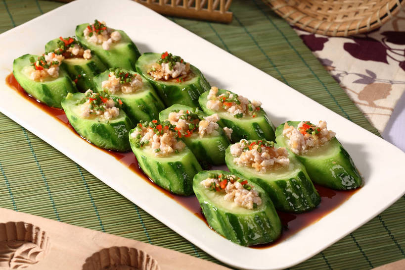 无人,交叉,横图,俯视,室内,特写,白天,烹饪,中餐,餐桌,桌子,竹子,黄瓜,蔬菜,餐具,一排,许多,阴影,竹制,新鲜,整齐,并列,并排,编织,反射,碟子,篮子,盘,影子,竹席,葱,青葱,肉,料理,食品,很多,肉糜,肉末,菜肴,美食,肉类,食物,排列,一个,白色,盘子,竹篮,碟,中式,佳肴,有机食品,绿色食品,单个,餐台,模具,中华料理,竹条,交织,竹制品,队列,平行,肉食,穿插,模子,青瓜,胡瓜,彩图,高角度拍摄,月饼模,月饼模具,shjb1,肉末黄瓜盅