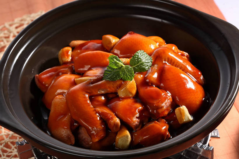 无人,横图,俯视,室内,特写,白天,烹饪,中餐,餐桌,桌子,厨具,叶子,一堆,阴影,堆叠,堆积,反射,锅子,砂锅,影子,陶瓷,红烧,鸡肉,肉,薄荷,料理,食品,绿叶,银丹草,陶瓷制品,锅,菜肴,美食,肉类,食物,一个,红色,绿色,黑色,中式,嫩叶,佳肴,单个,餐台,锅具,中华料理,堆,配菜,肉食,烹饪用具,斑叶凤梨薄荷,夜息香,红烧菜,叶,叶片,烹调用具,烹调,彩图,高角度拍摄,红烧鸡块,shjb1