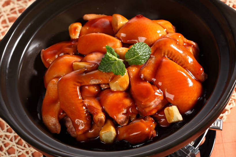 无人,横图,俯视,室内,特写,白天,烹饪,中餐,餐桌,桌子,厨具,叶子,一堆,阴影,堆叠,堆积,反射,锅子,砂锅,影子,陶瓷,红烧,鸡肉,肉,薄荷,料理,食品,绿叶,银丹草,陶瓷制品,锅,菜肴,美食,肉类,食物,一个,红色,绿色,黑色,中式,嫩叶,佳肴,单个,餐台,锅具,中华料理,堆,配菜,肉食,烹饪用具,斑叶凤梨薄荷,夜息香,红烧菜,叶,叶片,烹调用具,烹调,彩图,高角度拍摄,红烧鸡块,shjb1