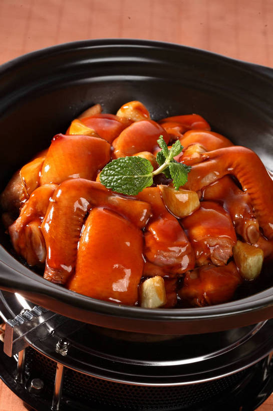 无人,竖图,俯视,室内,特写,白天,烹饪,中餐,餐桌,桌子,厨具,叶子,一堆,阴影,堆叠,堆积,反射,锅子,砂锅,影子,陶瓷,红烧,鸡肉,肉,薄荷,料理,食品,绿叶,银丹草,陶瓷制品,锅,菜肴,美食,肉类,食物,一个,红色,绿色,黑色,中式,嫩叶,佳肴,单个,餐台,锅具,中华料理,堆,配菜,肉食,烹饪用具,斑叶凤梨薄荷,夜息香,红烧菜,叶,叶片,烹调用具,烹调,彩图,高角度拍摄,红烧鸡块,shjb1