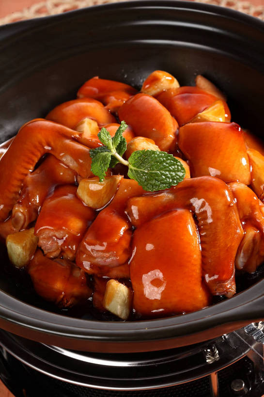 无人,竖图,俯视,室内,特写,白天,烹饪,中餐,餐桌,桌子,厨具,叶子,一堆,阴影,堆叠,堆积,反射,锅子,砂锅,影子,陶瓷,红烧,鸡肉,肉,薄荷,料理,食品,绿叶,银丹草,陶瓷制品,锅,菜肴,美食,肉类,食物,一个,红色,绿色,黑色,中式,嫩叶,佳肴,单个,餐台,锅具,中华料理,堆,配菜,肉食,烹饪用具,斑叶凤梨薄荷,夜息香,红烧菜,叶,叶片,烹调用具,烹调,彩图,高角度拍摄,红烧鸡块,shjb1